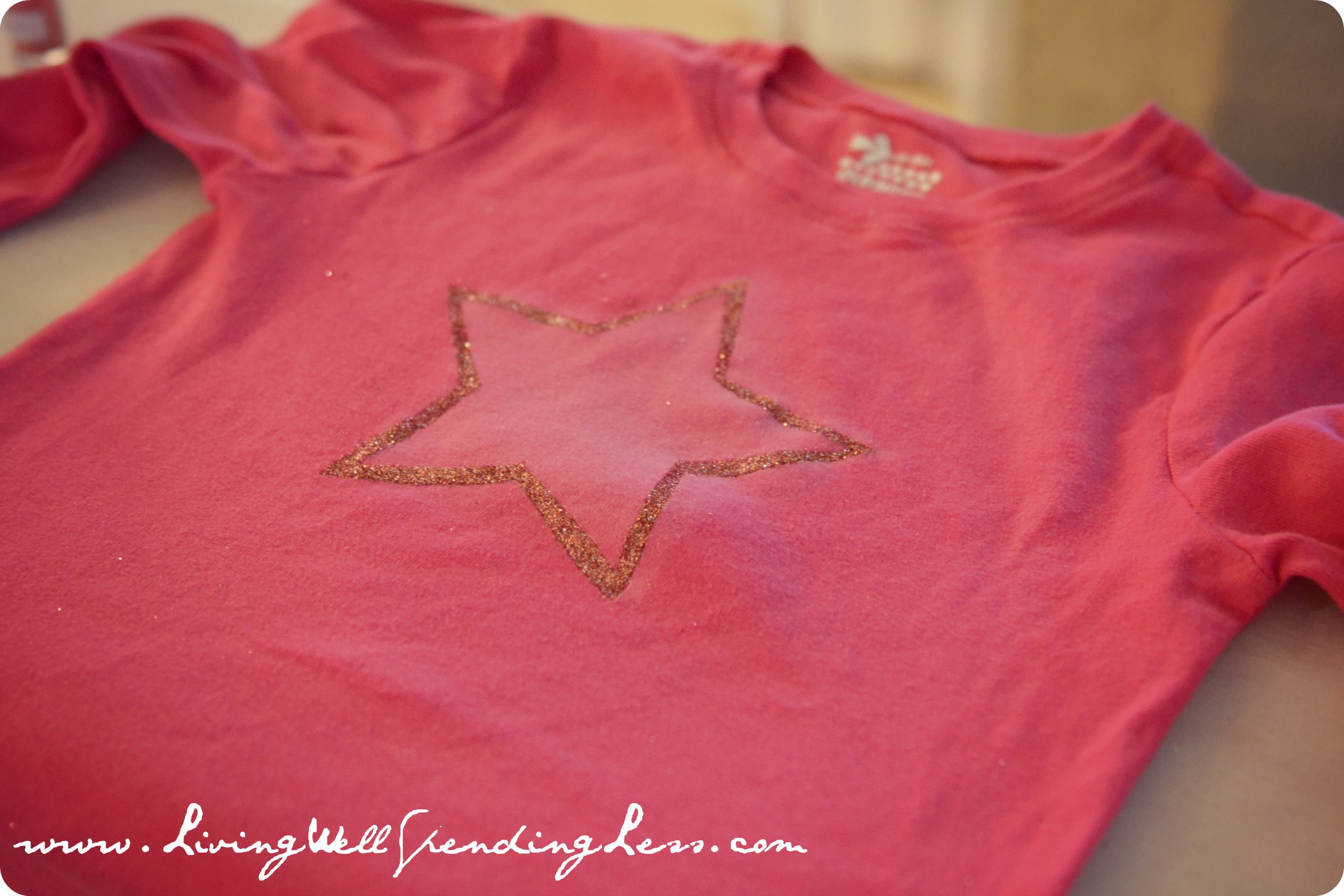 Easy DIY Vintage Freezer Paper Bleach T-Shirts | Simple Upcycling Gift