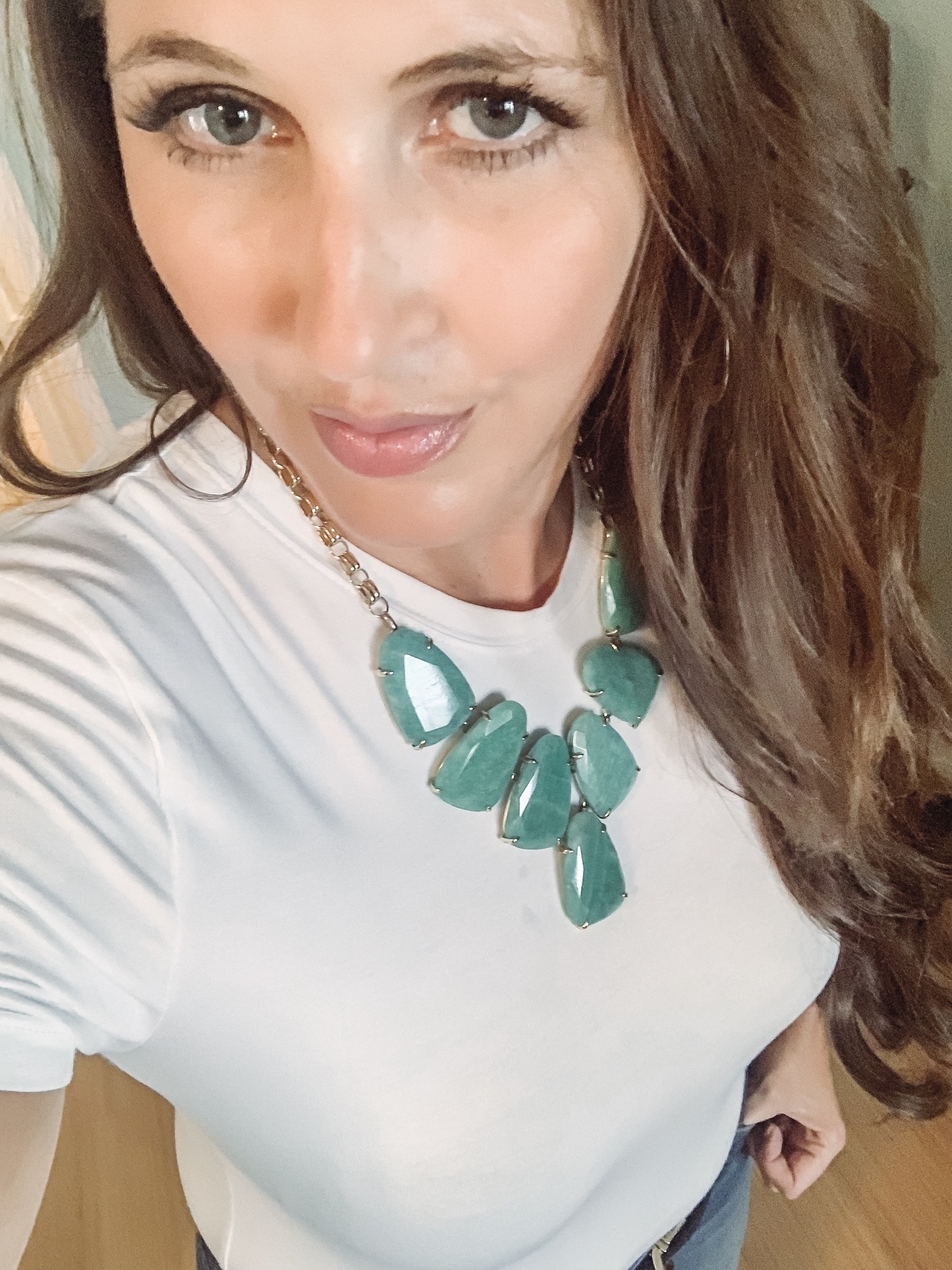 Add a piece of statement jewerly to add a pop of color to your white tee. Here are 10 great ways to dress up a classic white t-shirt. #fashion #DIY #beauty #fashiontips #wardrobe #beautytips 