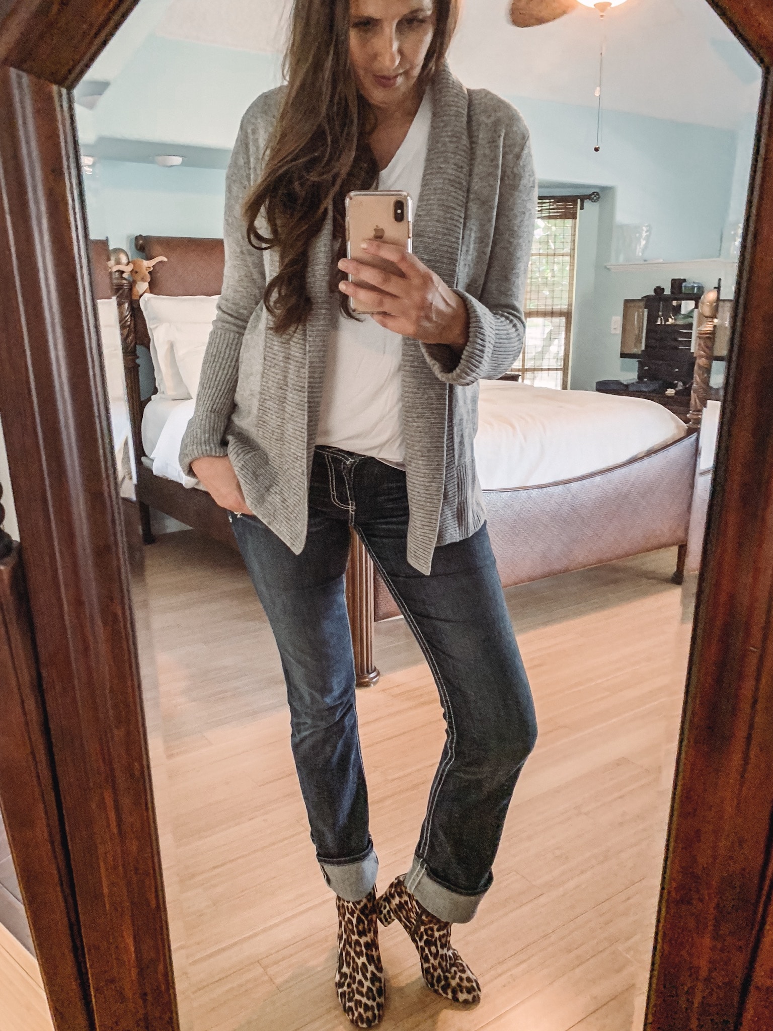 Add a Cardigan & Boots to make your white tee and jean look more fall like. Here are 10 great ways to dress up a classic white t-shirt. #fashion #DIY #beauty #fashiontips #wardrobe #beautytips 