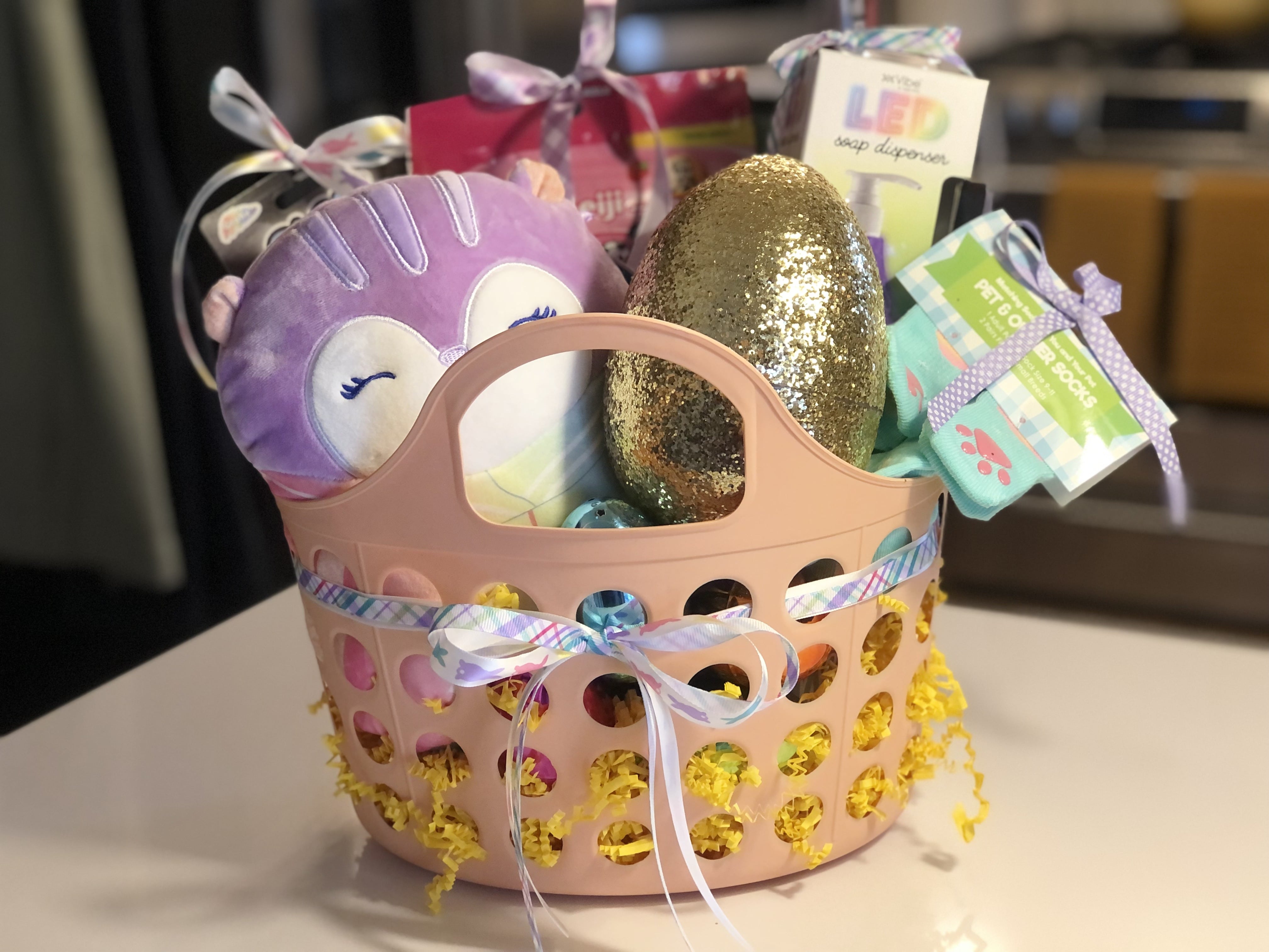 Simple, clutter-free Easter basket ideas! For those of you who do